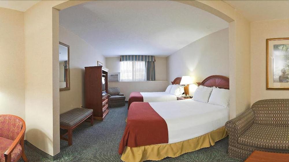 Holiday Express & By Ihg Waterford