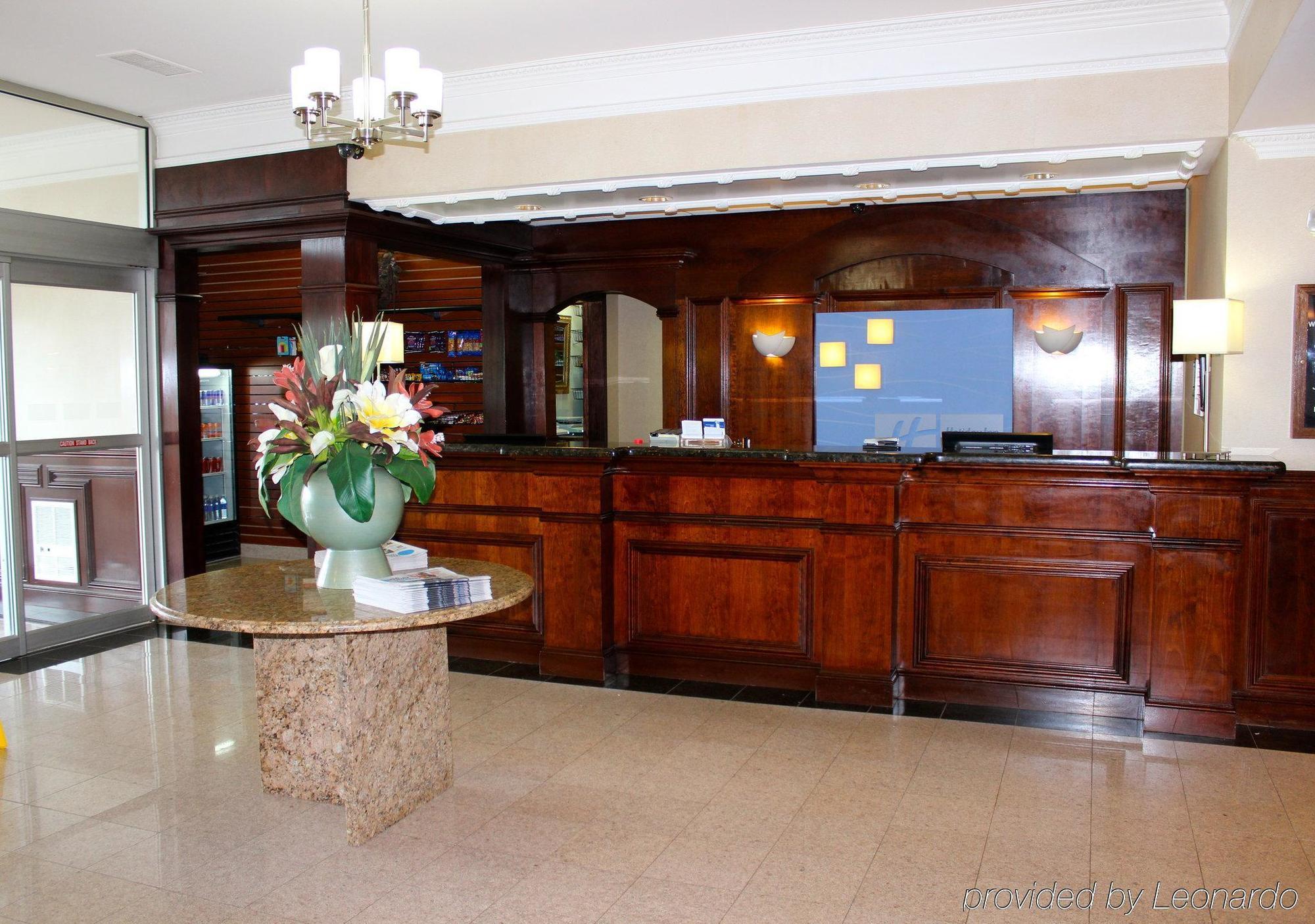 Holiday Express & By Ihg Waterford